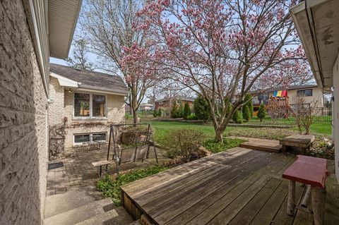 Tiny photo for 631 S Fern Court, Elmhurst, IL 60126 (MLS # 12617862)