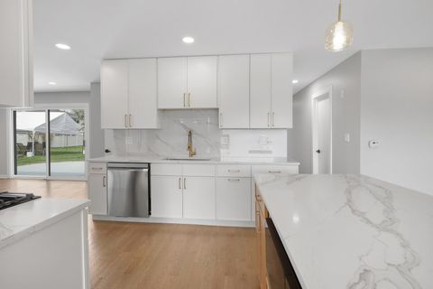 Tiny photo for 1008 W Ash Drive, Mount Prospect, IL 60056 (MLS # 12613494)