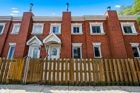 Photo of 2659 N WAYNE Avenue #B, Chicago, IL 60614 (MLS # 12711205)