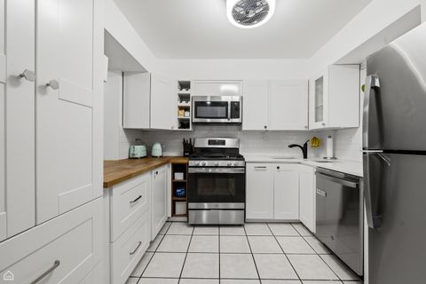 Tiny photo for 2659 N WAYNE Avenue #B, Chicago, IL 60614 (MLS # 12711205)