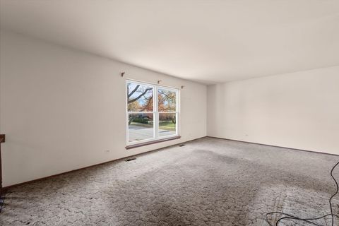 Tiny photo for 2 Oakmont Court, Streamwood, IL 60107 (MLS # 12513101)