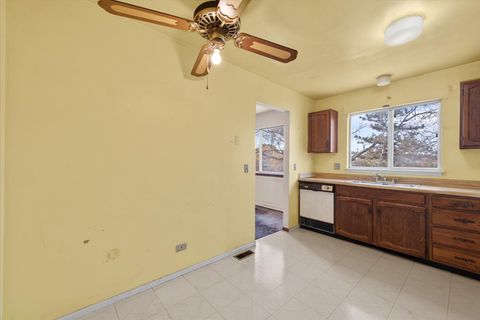 Tiny photo for 2 Oakmont Court, Streamwood, IL 60107 (MLS # 12513101)