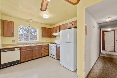 Tiny photo for 2 Oakmont Court, Streamwood, IL 60107 (MLS # 12513101)