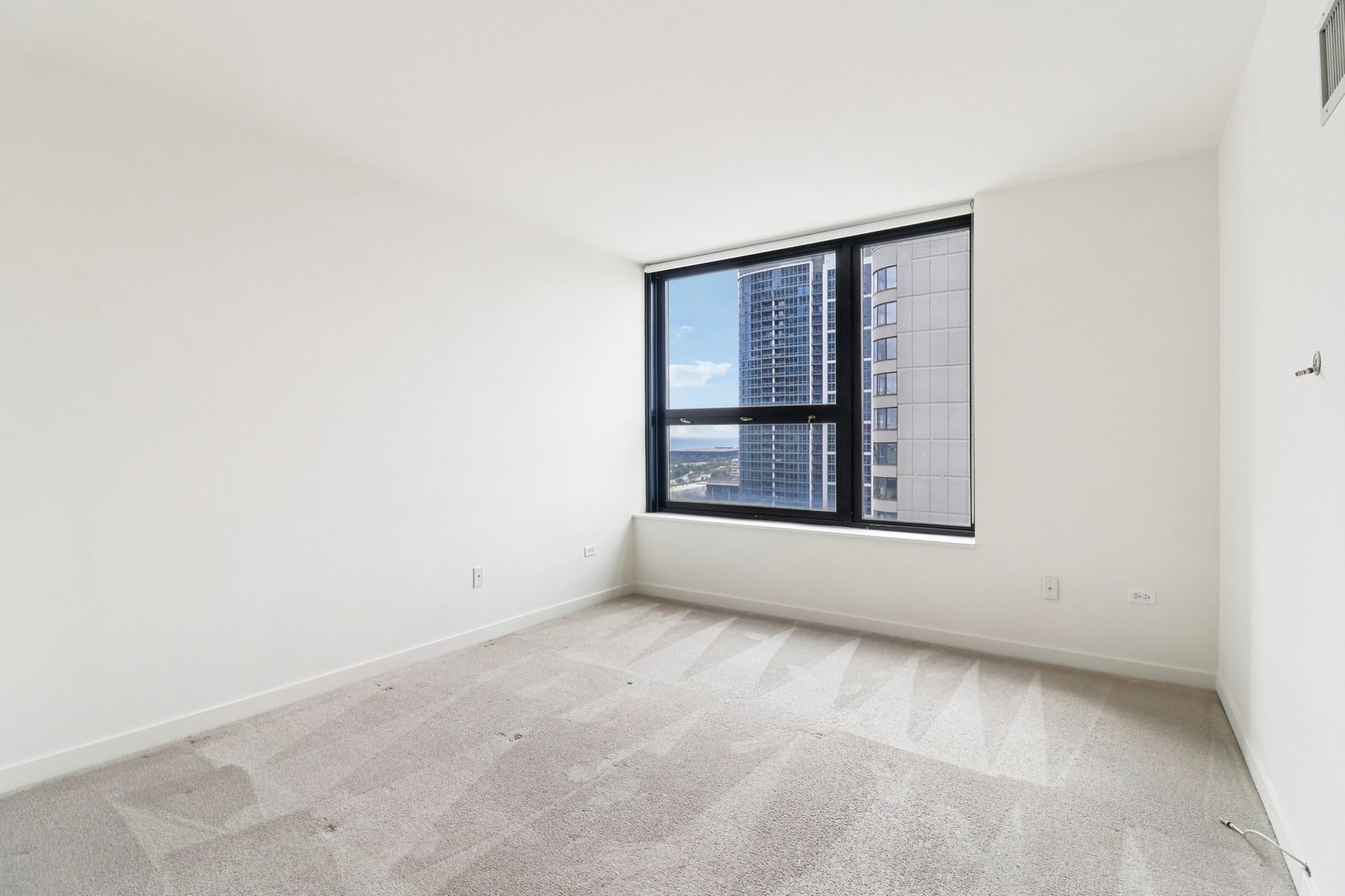 Chicago, Illinois 60605, United States, 2 Bedrooms Bedrooms, ,2 BathroomsBathrooms,Residential,Active,204047