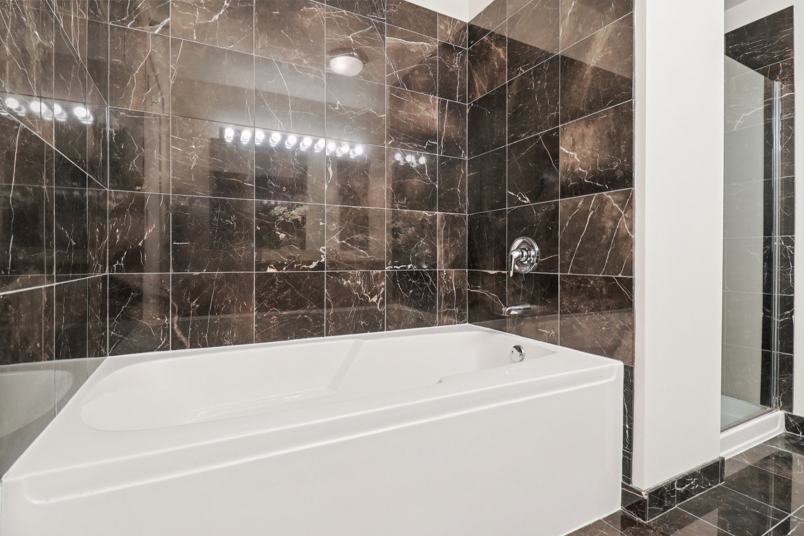 Chicago, Illinois 60605, United States, 2 Bedrooms Bedrooms, ,2 BathroomsBathrooms,Residential,Active,204047