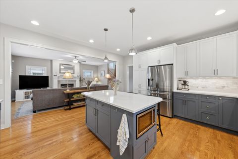 Tiny photo for 198 N Glenview Avenue, Elmhurst, IL 60126 (MLS # 12680368)