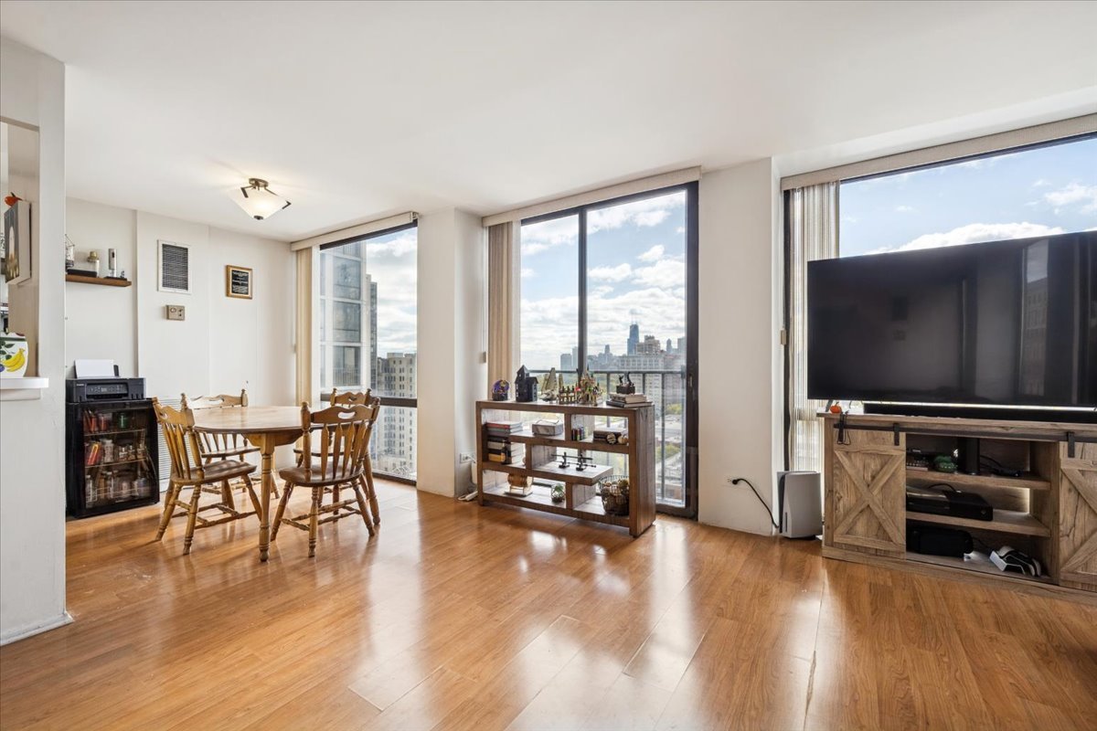 345 W Fullerton Parkway 1806