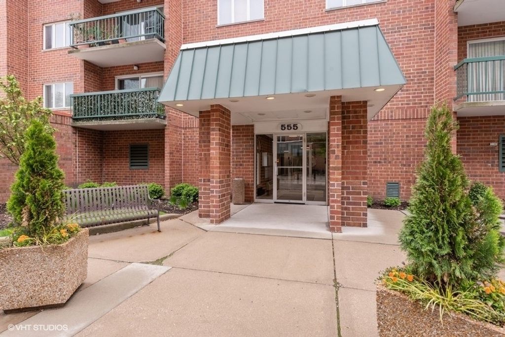 Photo for 555 S River Road #301, Des Plaines, IL 60016 (MLS # 12501851)