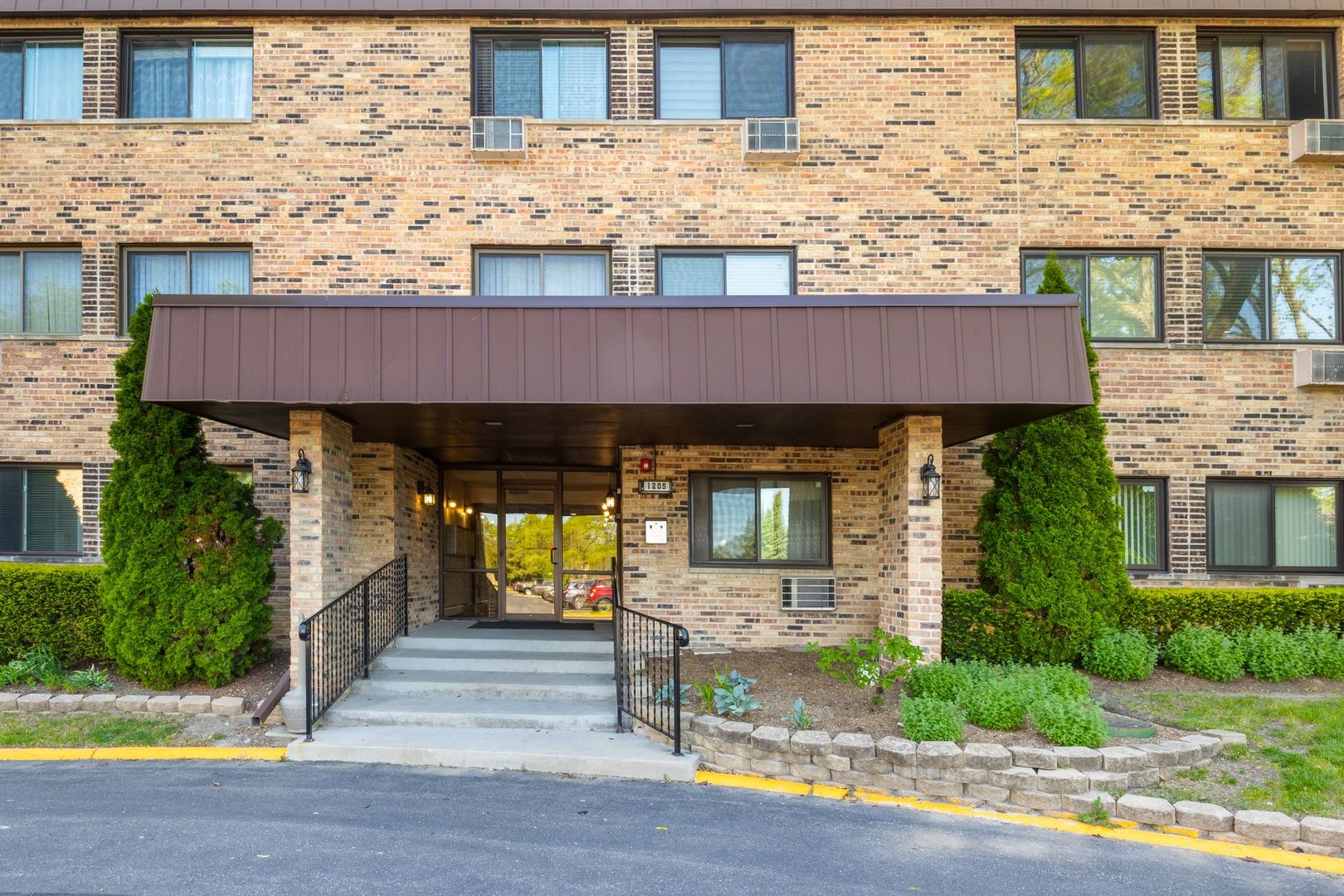 1205 E HINTZ Road 212