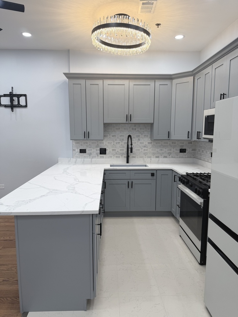 2915 N Clybourn Avenue 409