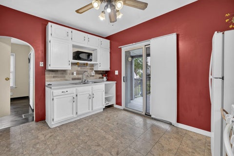 Tiny photo for 1550 W 15th Street, Davenport, IA 52804 (MLS # 12735118)