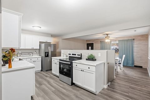 Tiny photo for 217 5th Street, Buffalo, IA 52728 (MLS # 100000074)