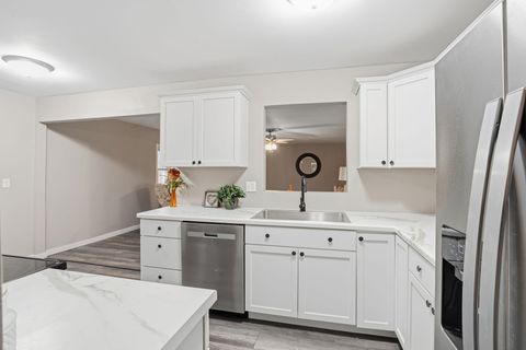 Tiny photo for 217 5th Street, Buffalo, IA 52728 (MLS # 100000074)