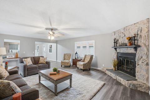 Tiny photo for 217 5th Street, Buffalo, IA 52728 (MLS # 100000074)