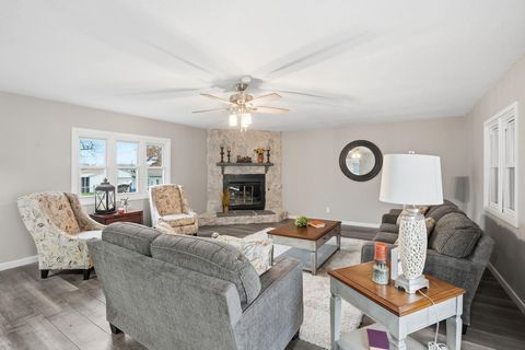 Tiny photo for 217 5th Street, Buffalo, IA 52728 (MLS # 100000074)