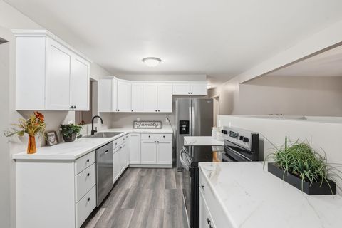 Tiny photo for 217 5th Street, Buffalo, IA 52728 (MLS # 100000074)