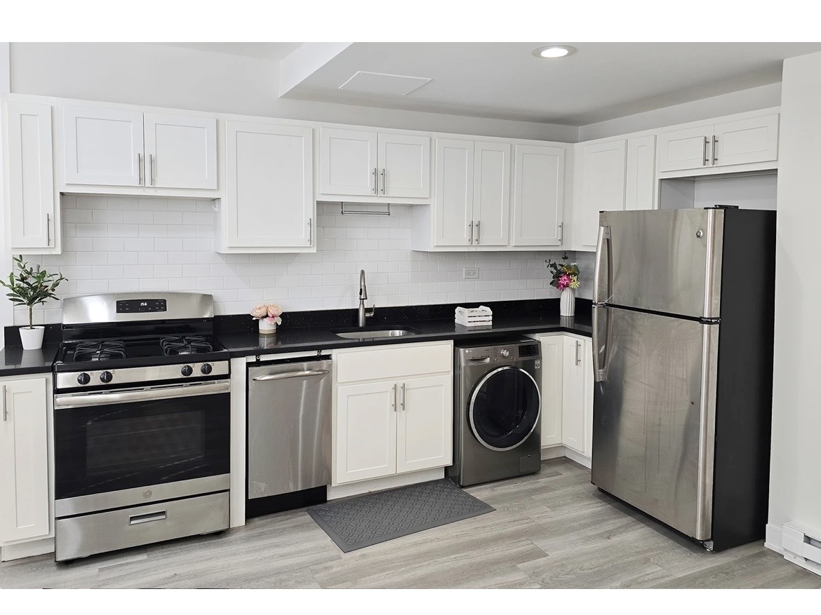 732 W Roscoe Street SGA