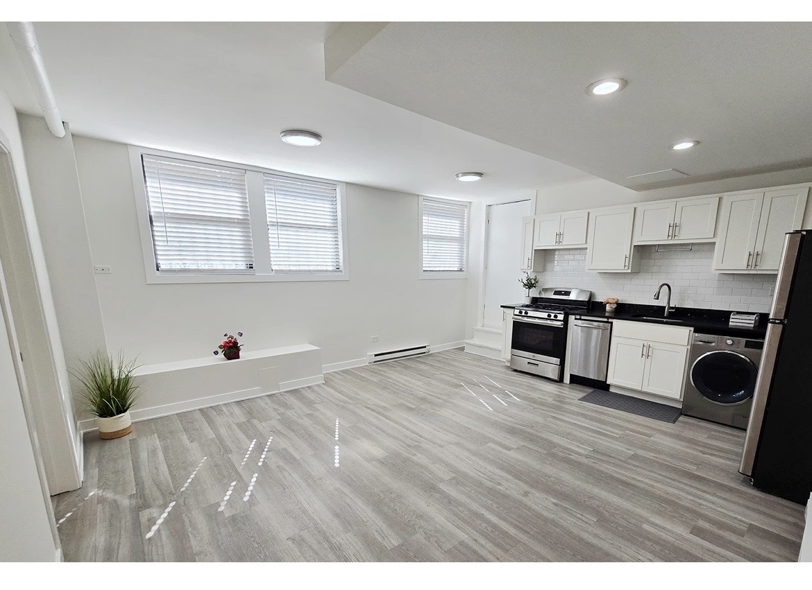 732 W Roscoe Street SGA