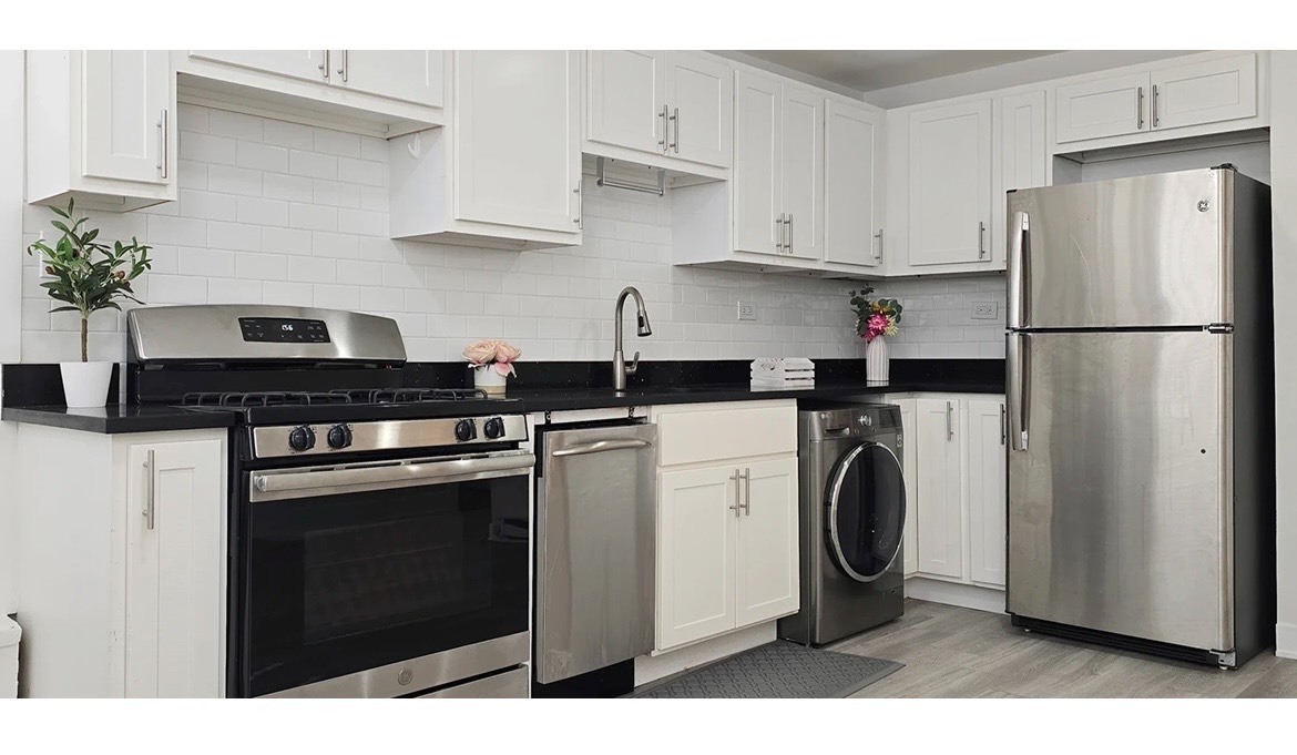 732 W Roscoe Street SGA