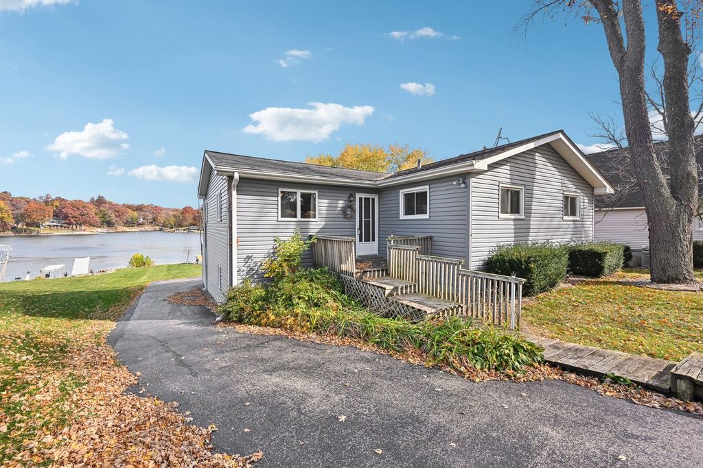 Photo for 7 Holiday Drive, Lake Holiday, IL 60552 (MLS # 12416531)