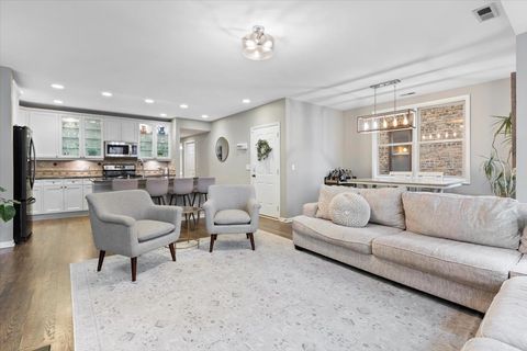 Tiny photo for 1132 W Wolfram Street #3, Chicago, IL 60657 (MLS # 12501405)