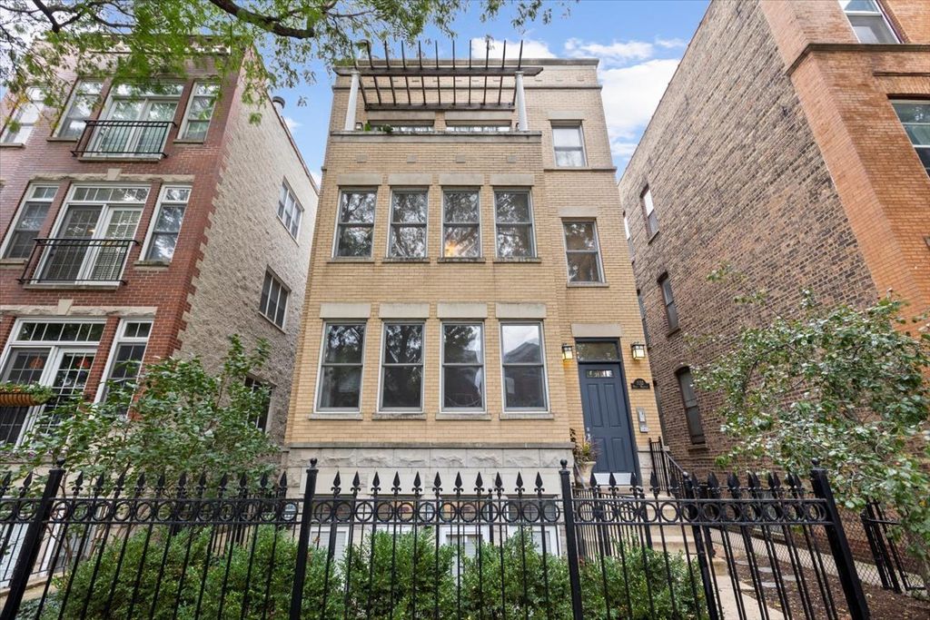 Photo for 1132 W Wolfram Street #3, Chicago, IL 60657 (MLS # 12501405)