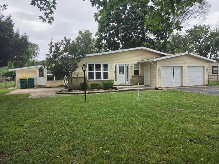Photo 1 of 26 — 1445 Lantern Lane, Morris, IL 60450
