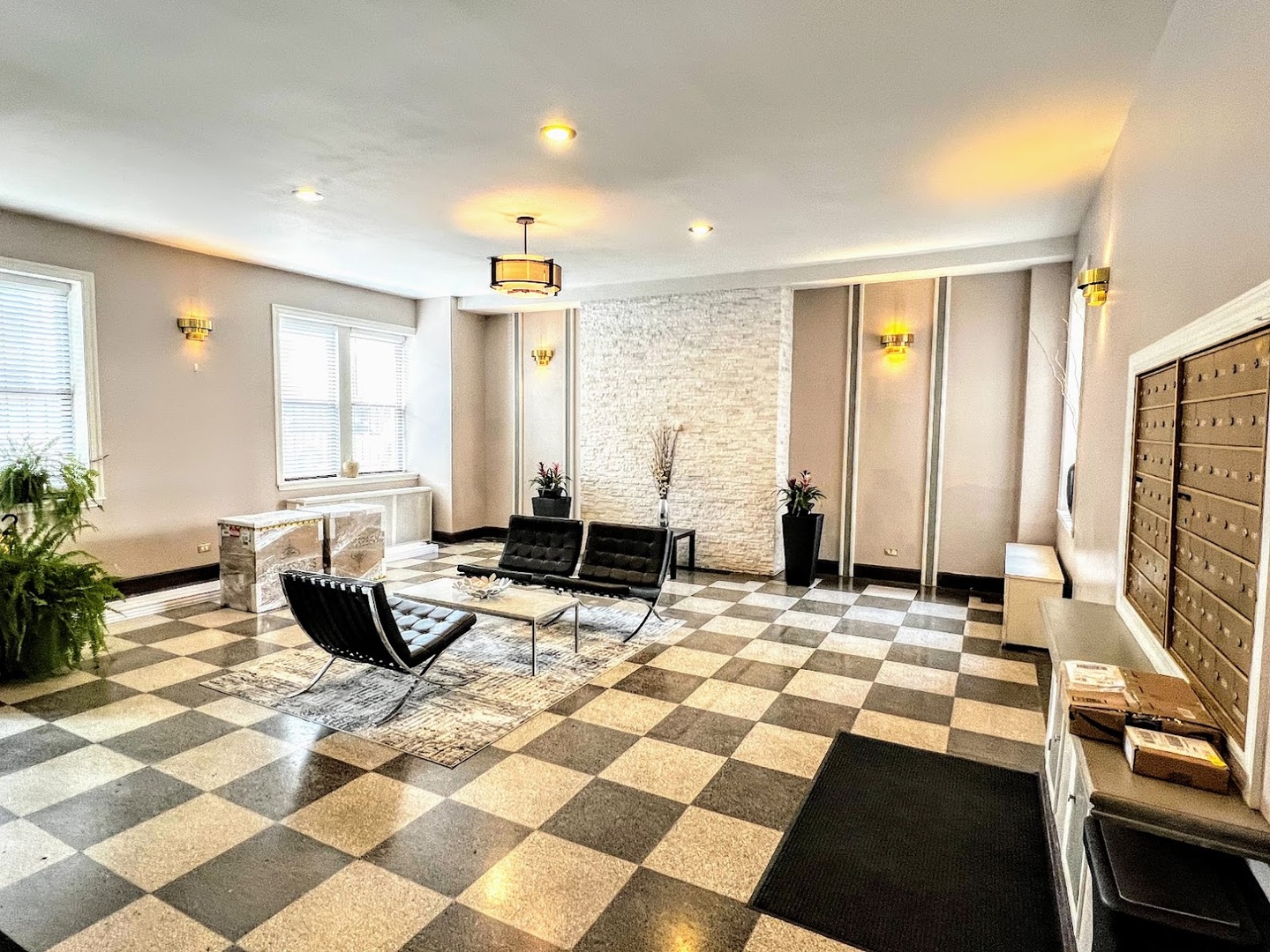 3933 N Clarendon Avenue 111