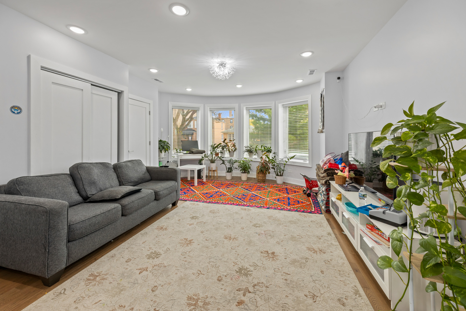 2550 W Balmoral Avenue 1