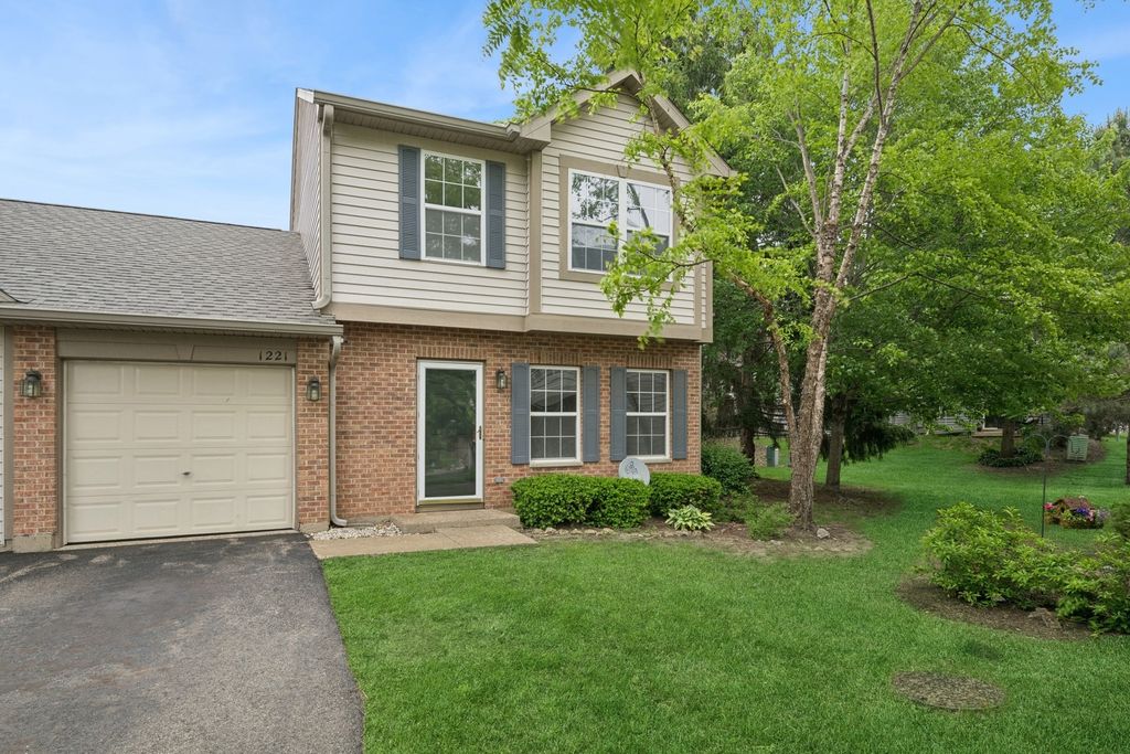 Photo for 1221 N Village Drive, Round Lake Beach, IL 60073 (MLS # 12504513)