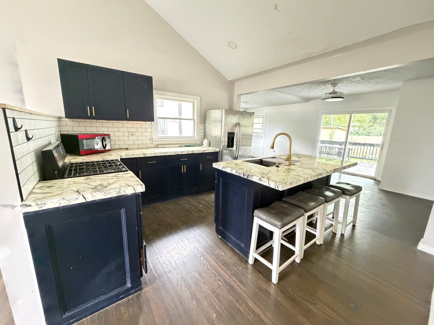 1402 5th Avenue - Photo 3