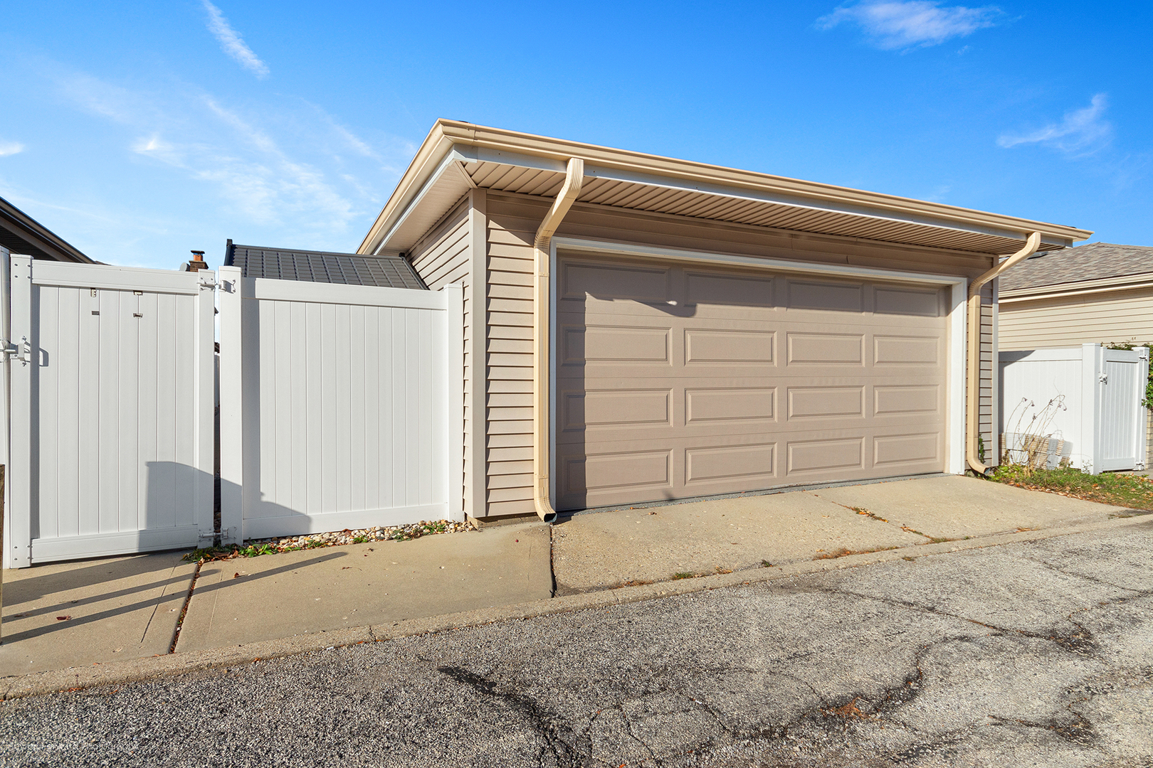 Chicago, Illinois 60656, United States, 3 Bedrooms Bedrooms, ,2 BathroomsBathrooms,Residential,Active,244735