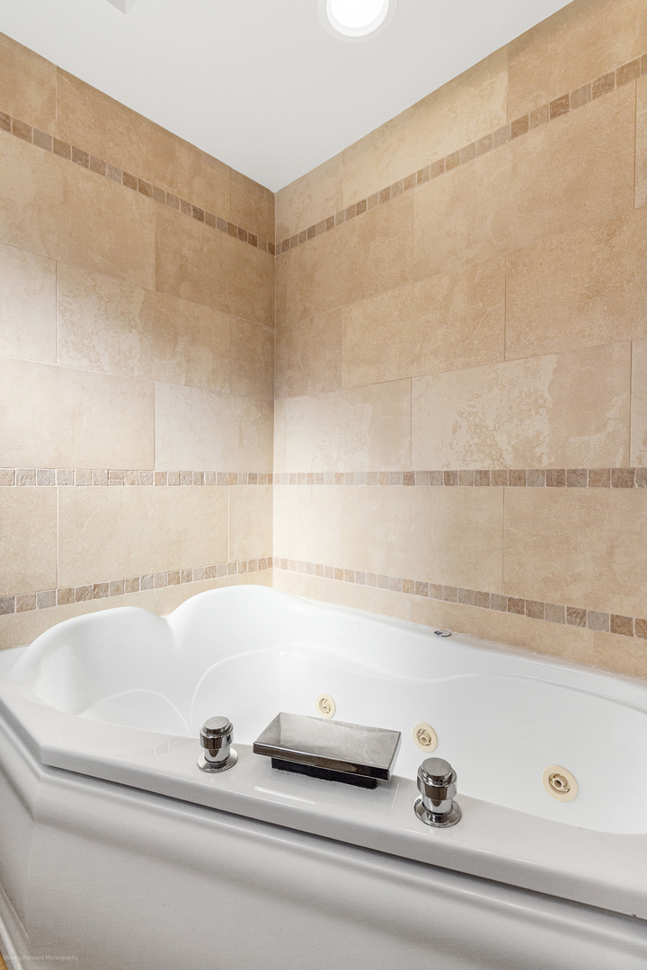 Chicago, Illinois 60656, United States, 3 Bedrooms Bedrooms, ,2 BathroomsBathrooms,Residential,Active,244735