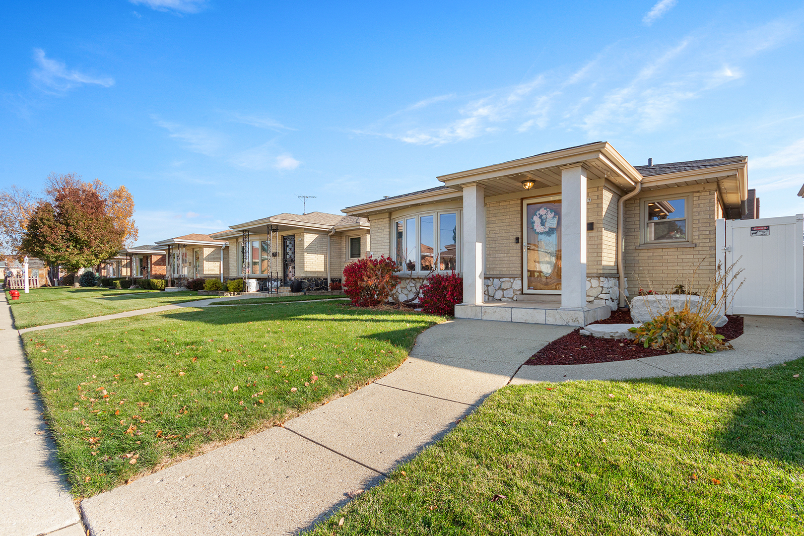 Chicago, Illinois 60656, United States, 3 Bedrooms Bedrooms, ,2 BathroomsBathrooms,Residential,Active,244735