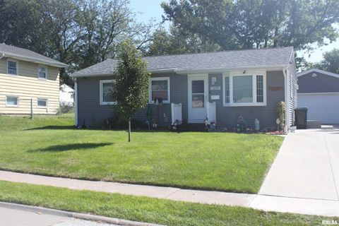 Photo of 1119 N THORNWOOD Avenue, Davenport, IA 52804 (MLS # QC4269249)
