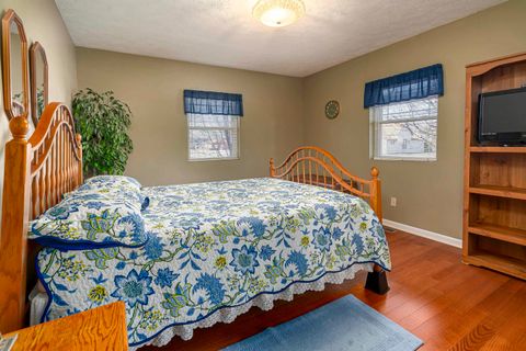 Tiny photo for 1002 E Main Street, WestFrank, IL 62896 (MLS # 100000043)