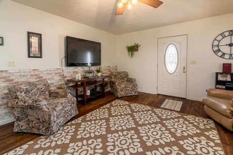 Tiny photo for 1002 E Main Street, WestFrank, IL 62896 (MLS # 100000043)