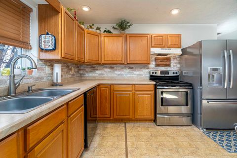 Tiny photo for 1002 E Main Street, WestFrank, IL 62896 (MLS # 100000043)