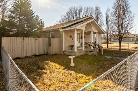 Tiny photo for 1002 E Main Street, WestFrank, IL 62896 (MLS # 100000043)