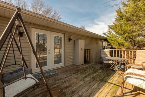 Tiny photo for 1002 E Main Street, WestFrank, IL 62896 (MLS # 100000043)