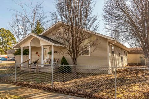 Photo of 1002 E Main Street, WestFrank, IL 62896 (MLS # 100000043)