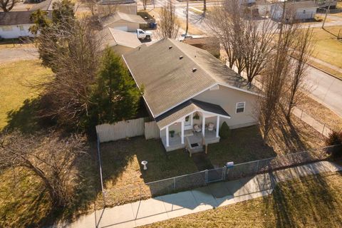 Tiny photo for 1002 E Main Street, WestFrank, IL 62896 (MLS # 100000043)