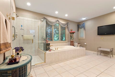 Tiny photo for 6650 White Pine Way, Libertyville, IL 60048 (MLS # 12668323)