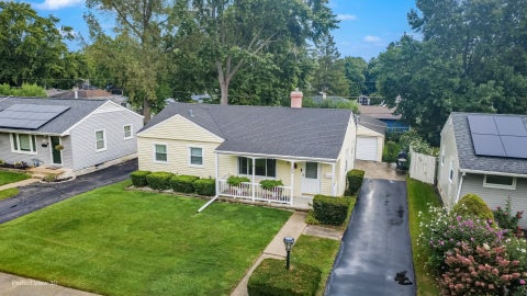Tiny photo for 133 N Ridgemoor Avenue, Mundelein, IL 60060 (MLS # 12754333)