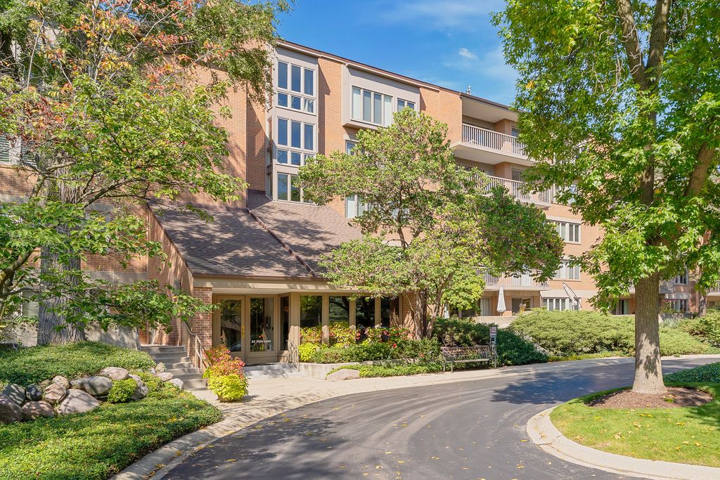 Photo for 22 Park Lane #203, Park Ridge, IL 60068 (MLS # 12503240)