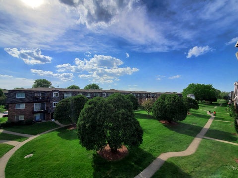 Tiny photo for 9374 Bay Colony Drive #2S, Des Plaines, IL 60016 (MLS # 12764520)