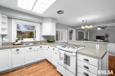 Tiny photo for 777 25TH Avenue Court, Moline, IL 61265 (MLS # QC4269536)