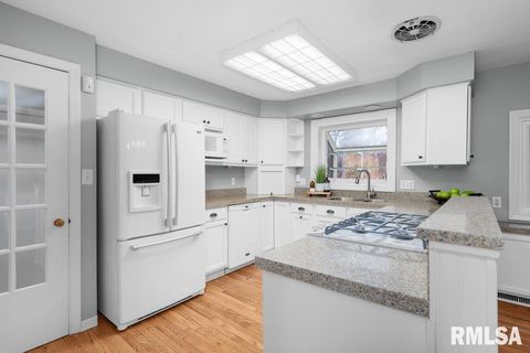 Tiny photo for 777 25TH Avenue Court, Moline, IL 61265 (MLS # QC4269536)