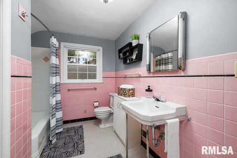 Tiny photo for 777 25TH Avenue Court, Moline, IL 61265 (MLS # QC4269536)