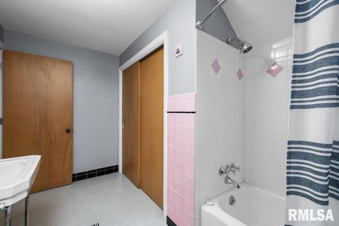 Tiny photo for 777 25TH Avenue Court, Moline, IL 61265 (MLS # QC4269536)